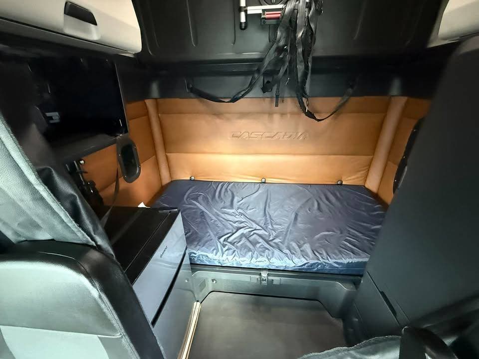 2021 Freightliner Cascadia image 9