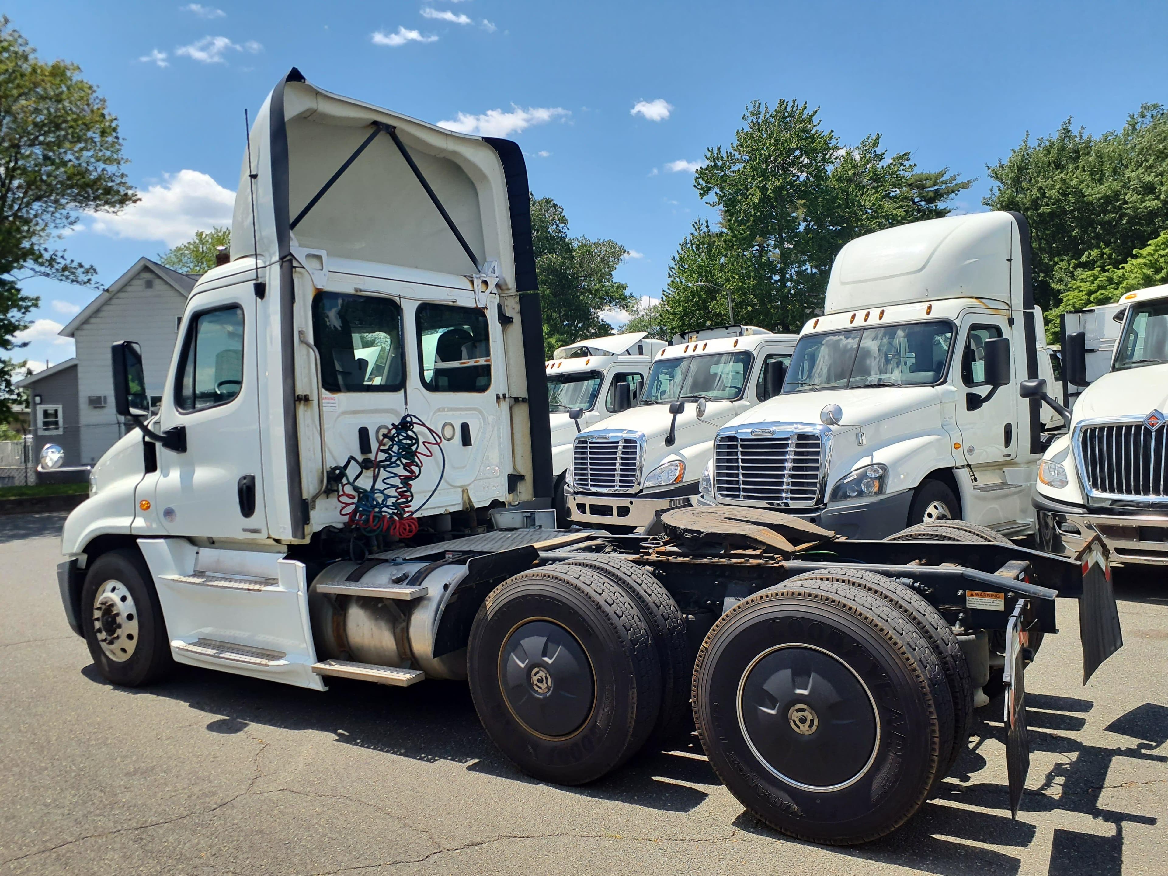 Used 2019 FREIGHTLINER Conventional - Day Cab - CASCADIA 125 image 4