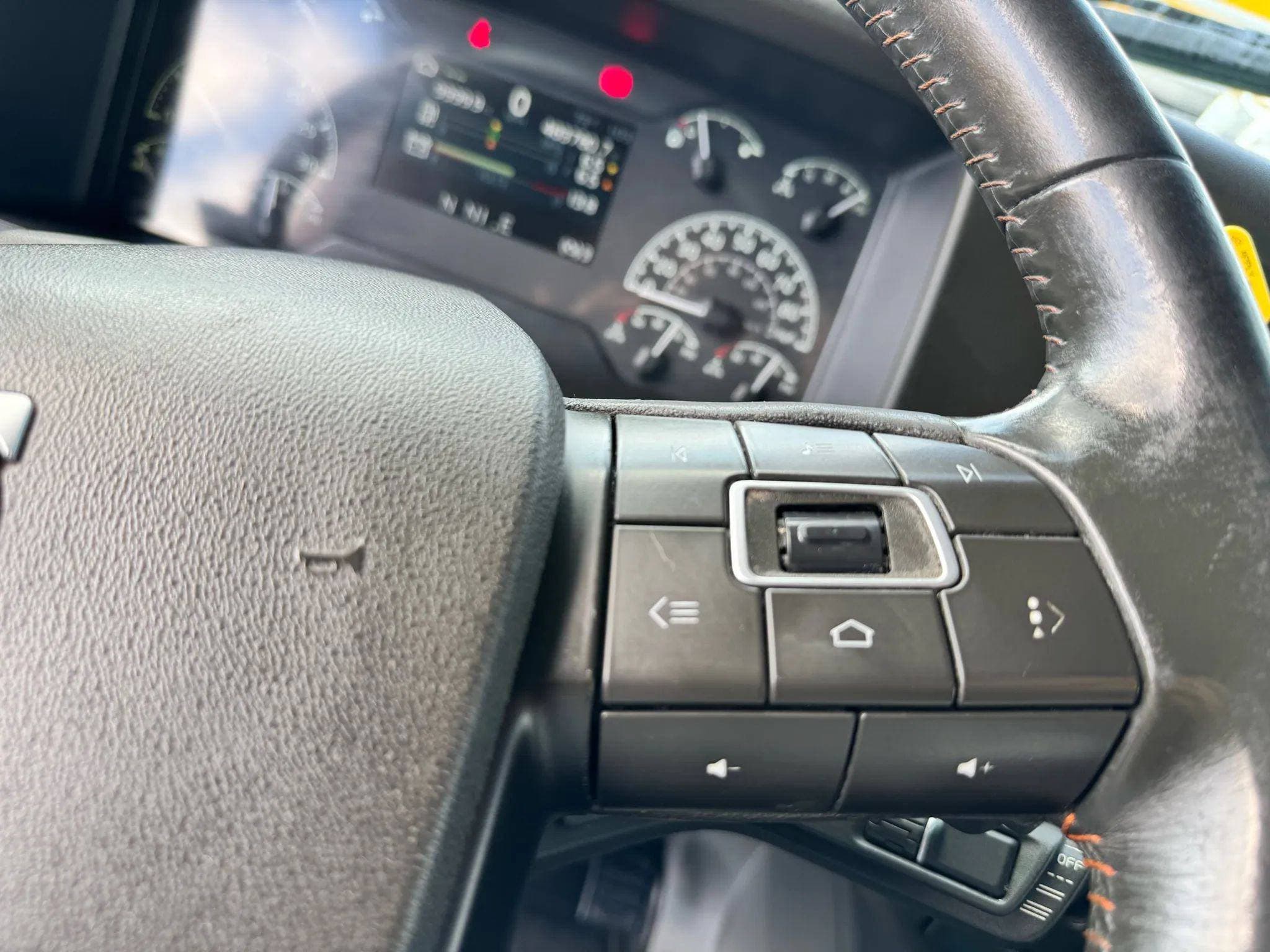 2021 Volvo VNL image 52