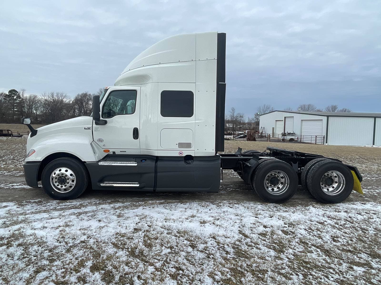 2022 International LT625 Sleeper Semi Truck image 2