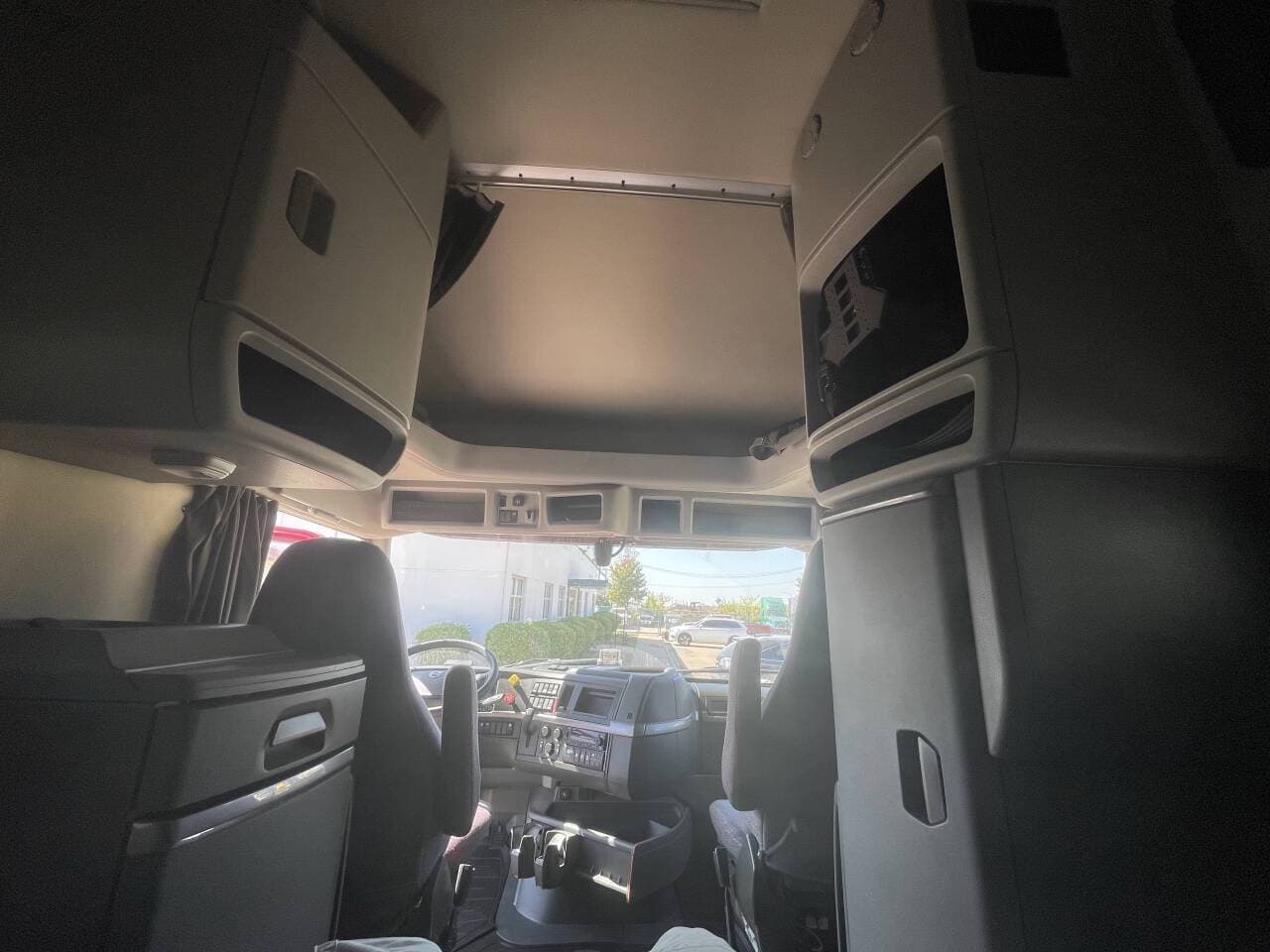 2022 Volvo VNL image 22