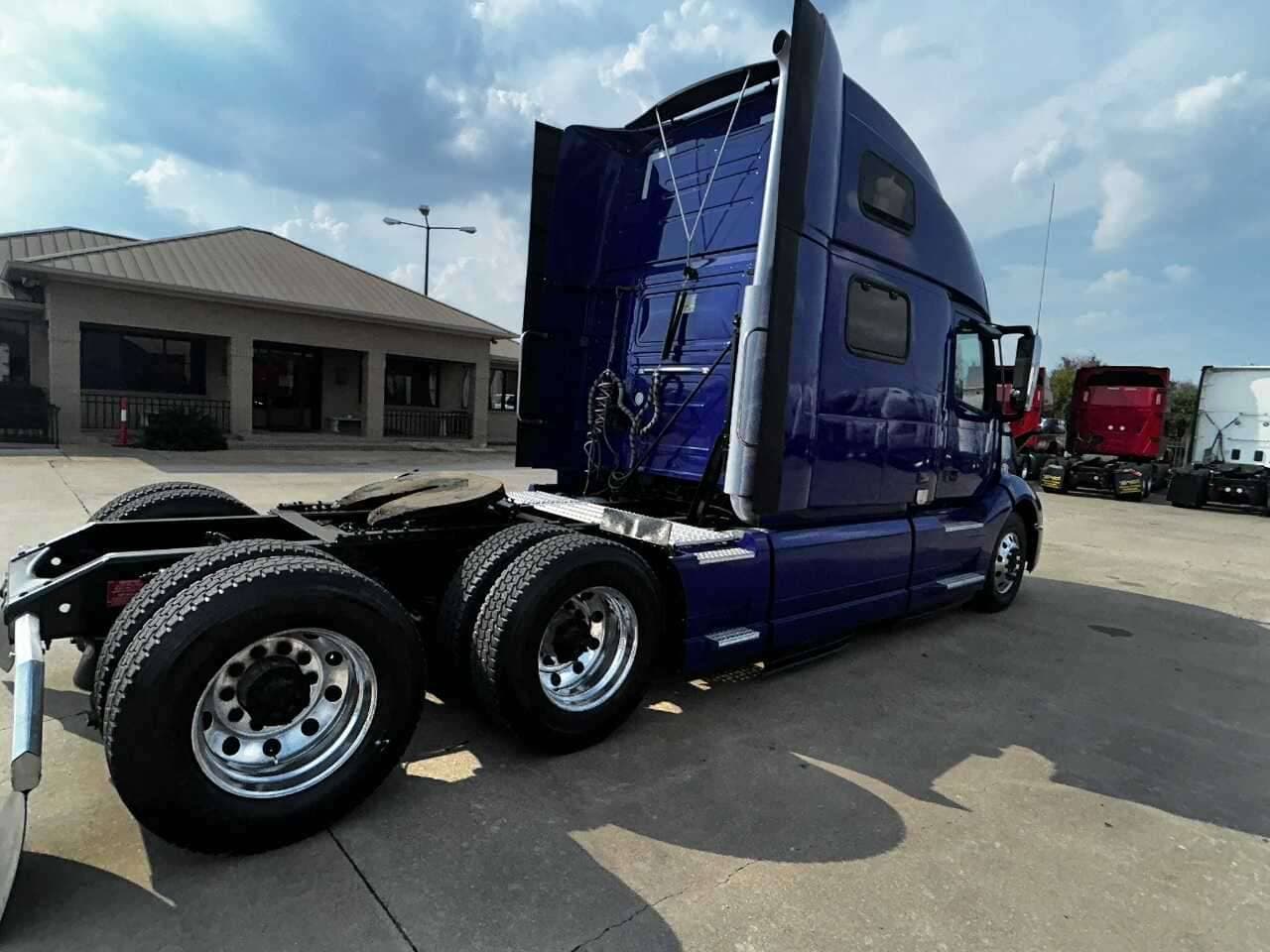 2022 Volvo VNL image 4