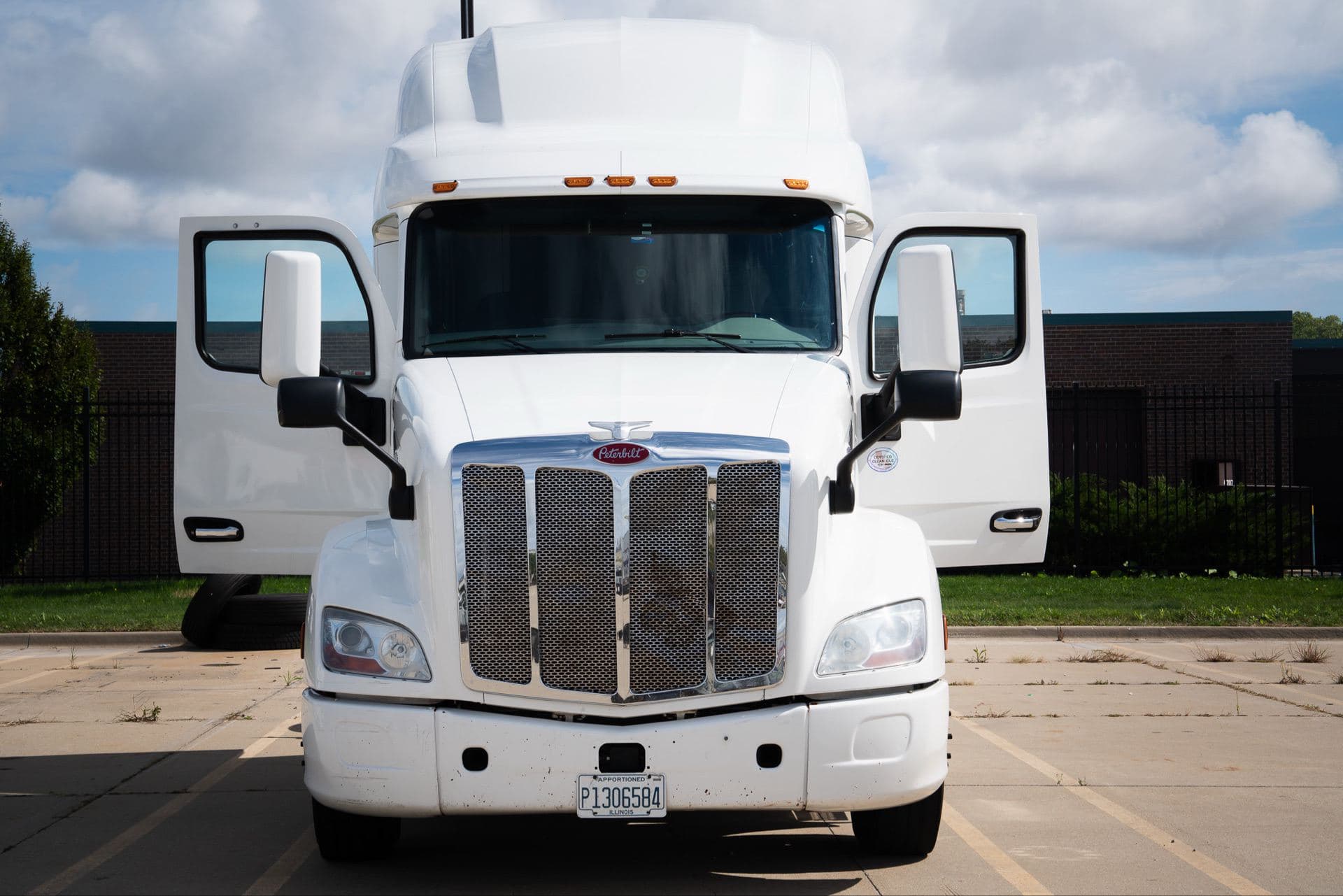 2020 Peterbilt 579 image 2