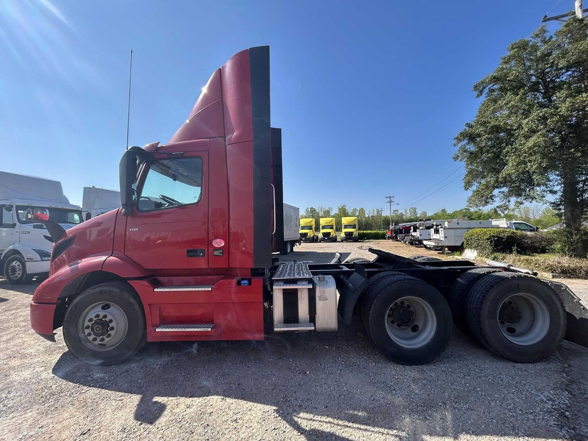 2020 Volvo VNR640 image 19