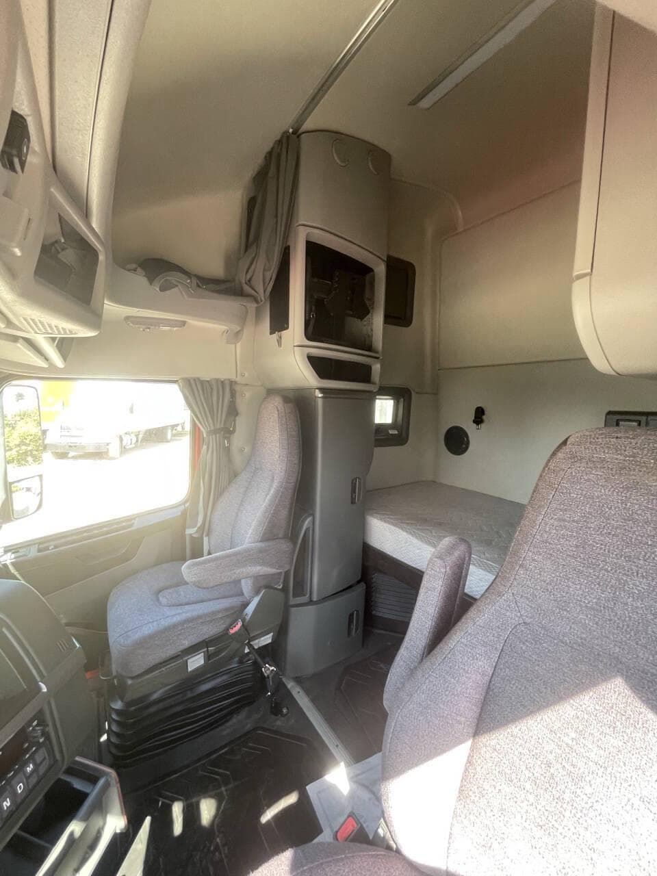 2022 Volvo VNL image 13