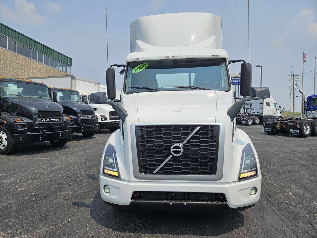 2020 Volvo VNR image 8