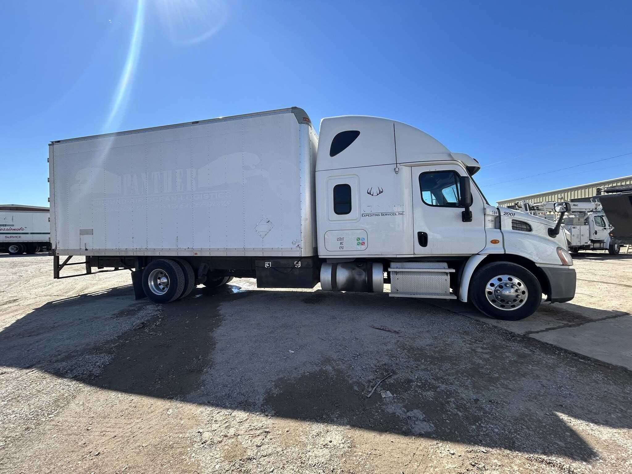 2013 Freightliner Cascadia 125 image 2