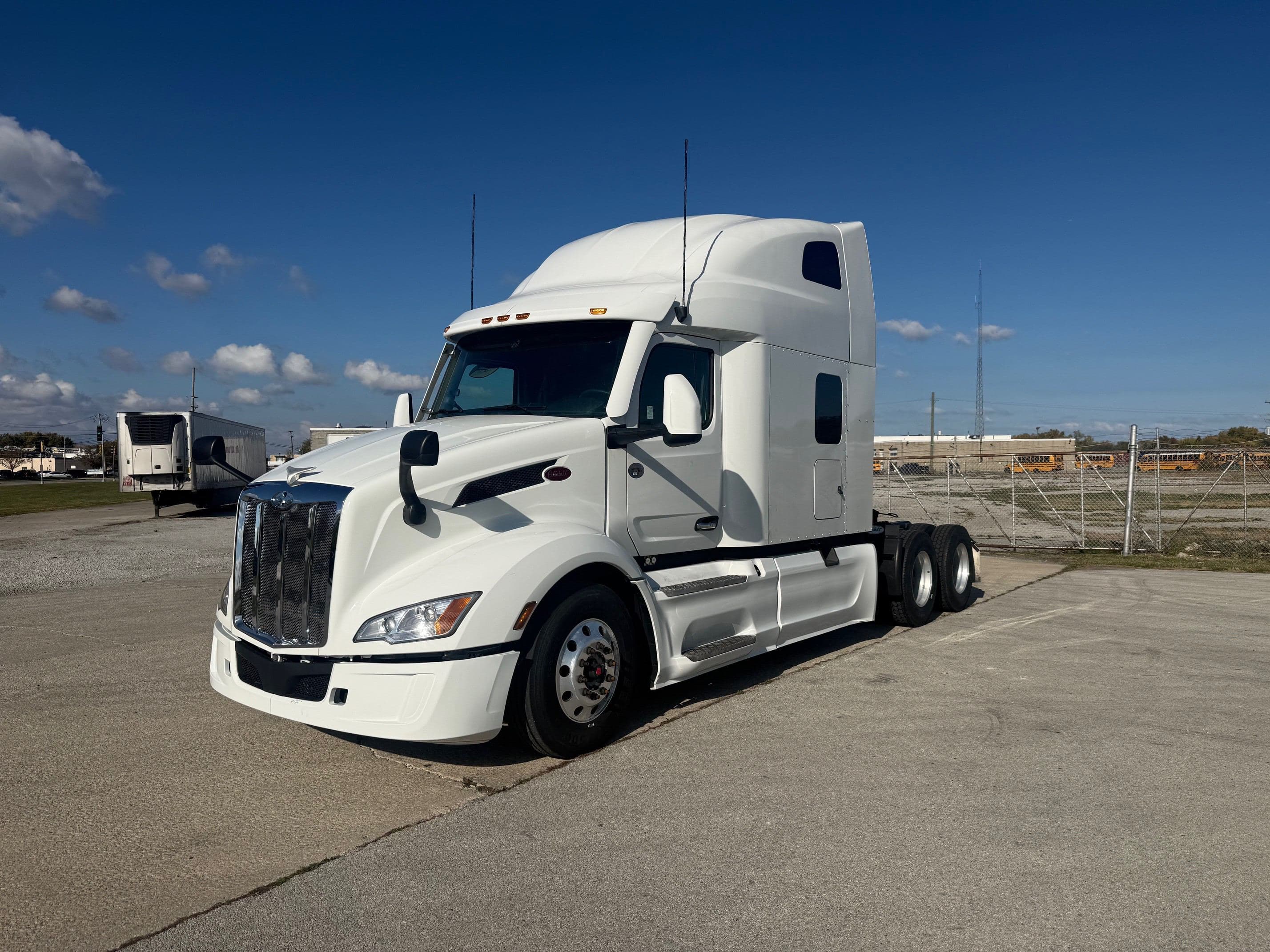 2023 Peterbilt 579 image 1