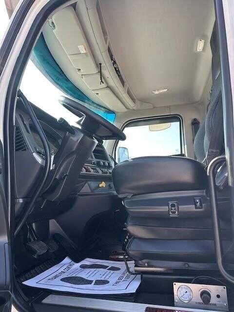 2023 Kenworth T880 image 8