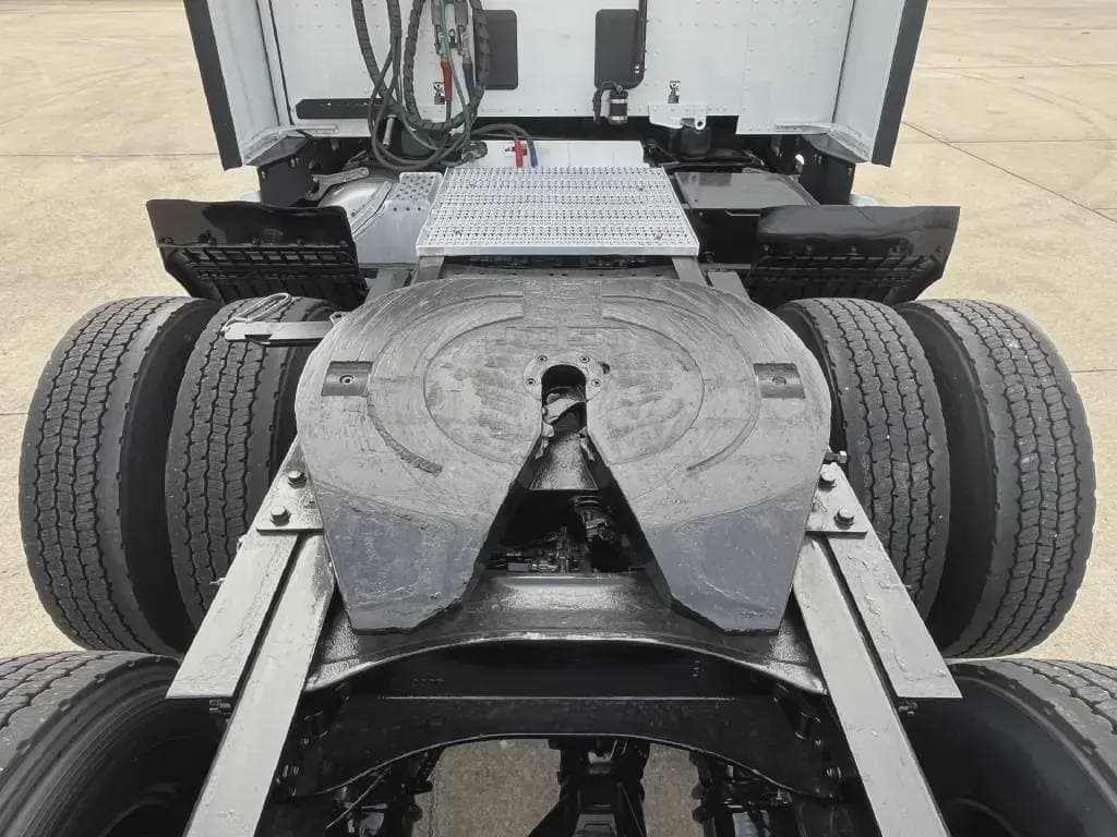 2022 Peterbilt 579 image 3