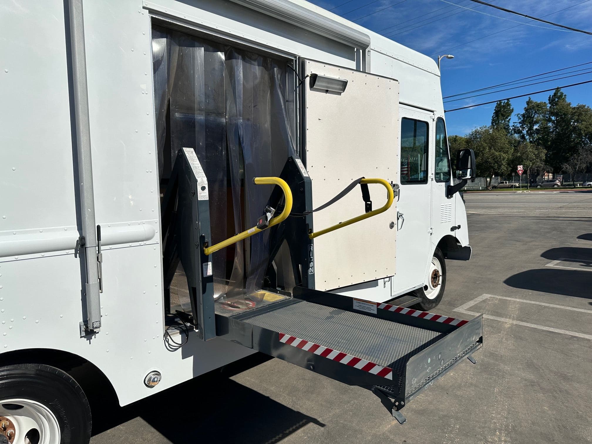 2002 WORKHORSE Step Van with Handicap Lift image 41