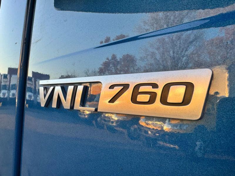 2020 Volvo VNL image 9