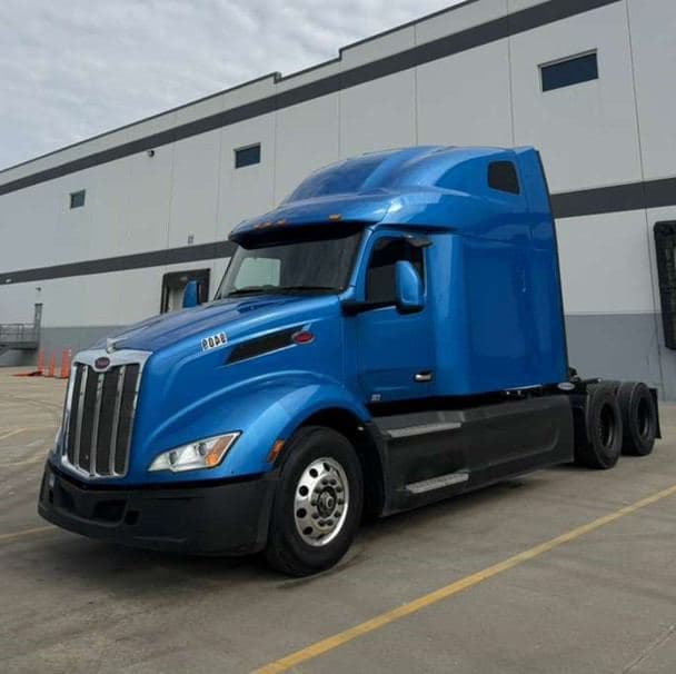 2023 Peterbilt 579 image 1