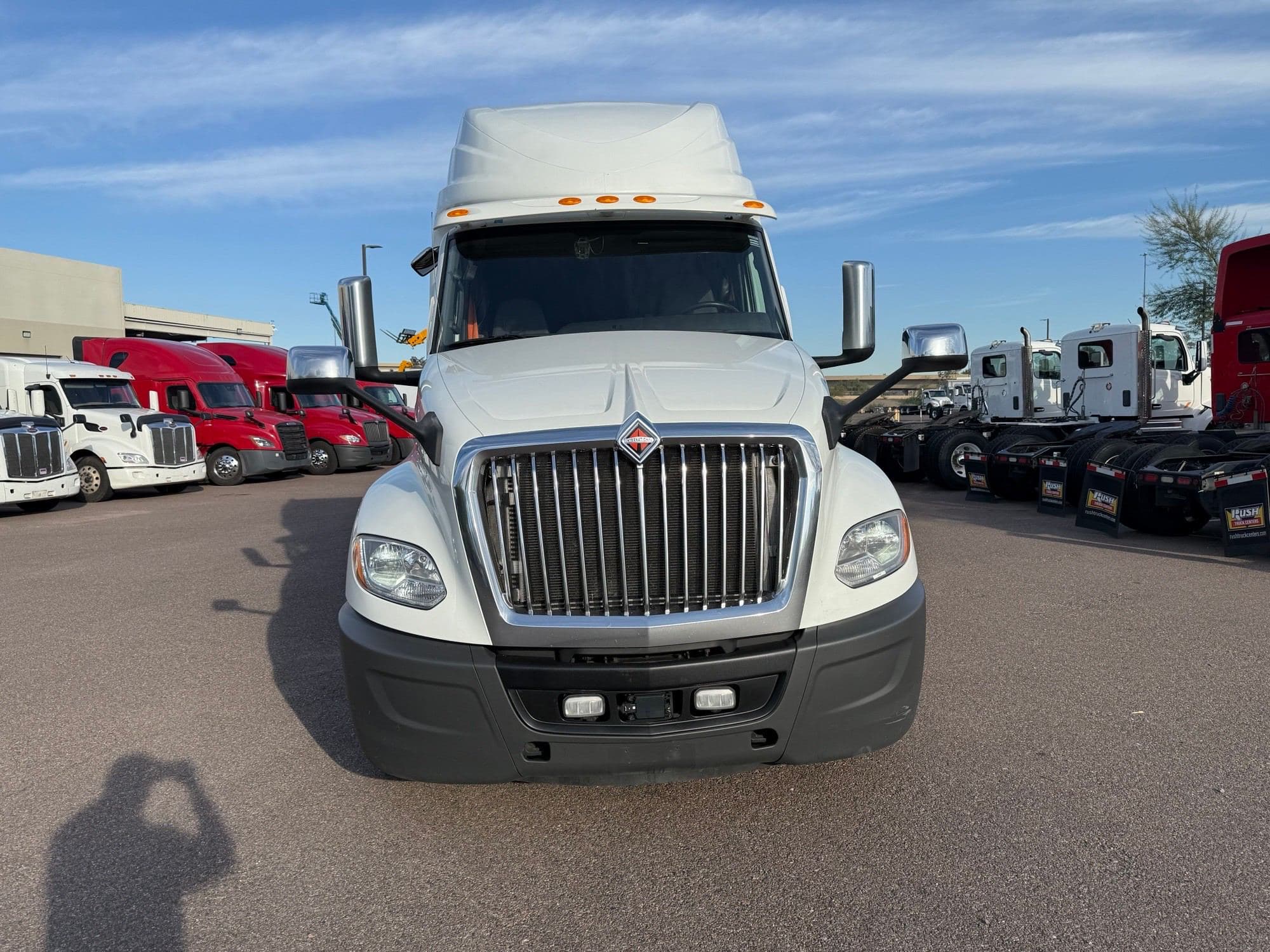 2020 International LT625 image 8