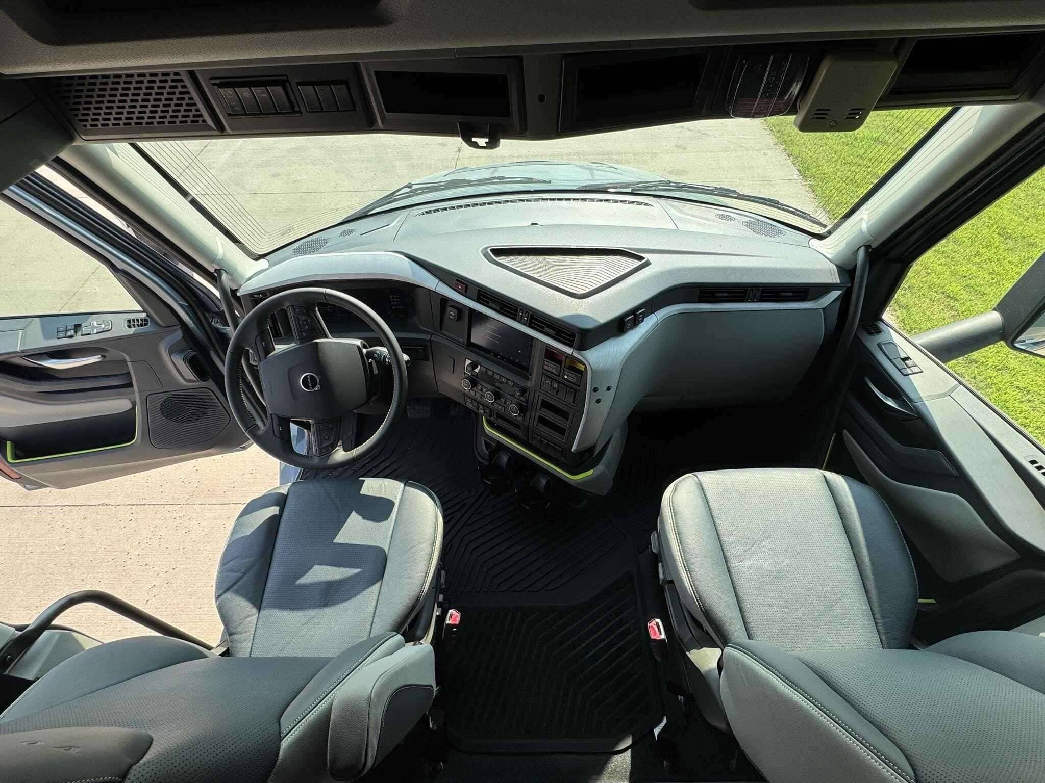 New 2026 VOLVO VNL64T860 Conventional - Sleeper Truck in Wichita, KS image 5