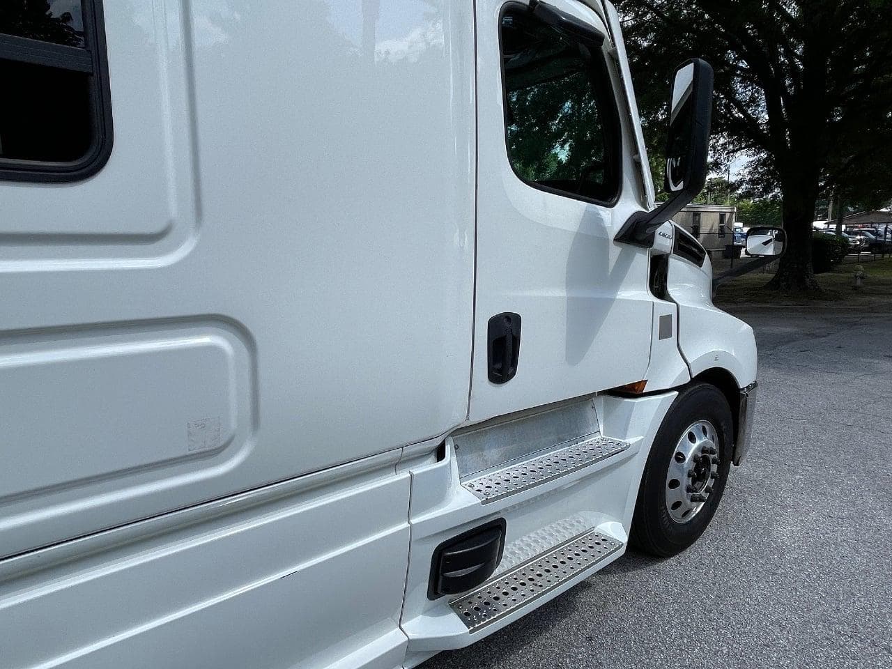 2020 Freightliner Cascadia 126 image 12