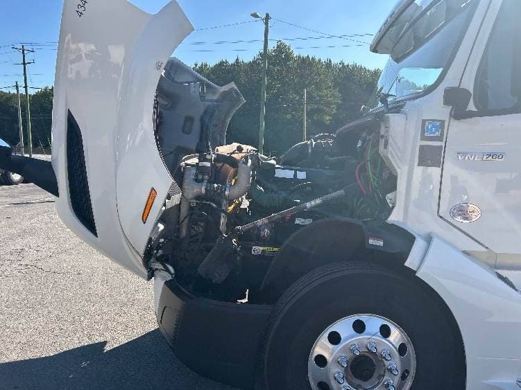 2022 Volvo VNL image 11