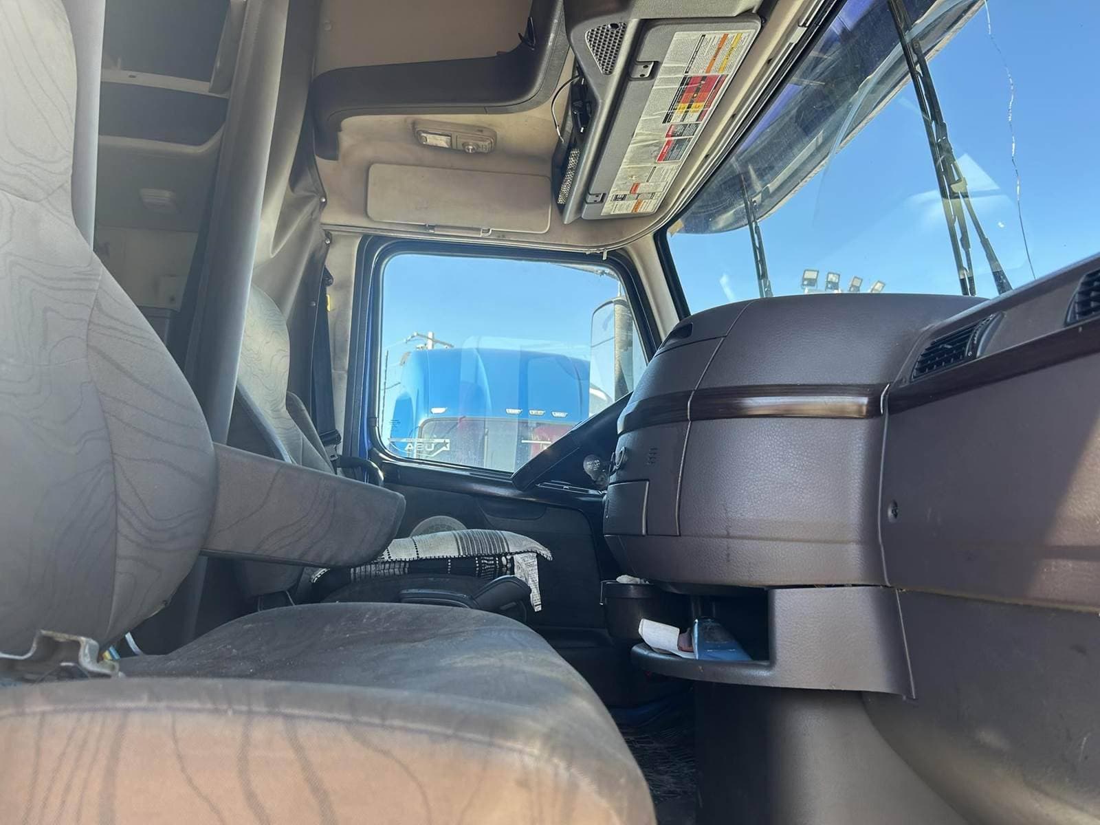 2016 Volvo VNL64T670 image 9