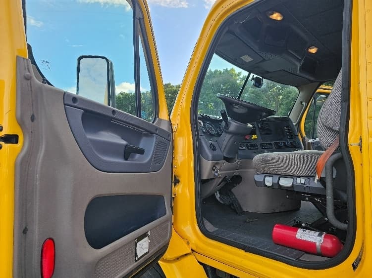 Used 2019 FREIGHTLINER Conventional - Day Cab, Tractor image 8