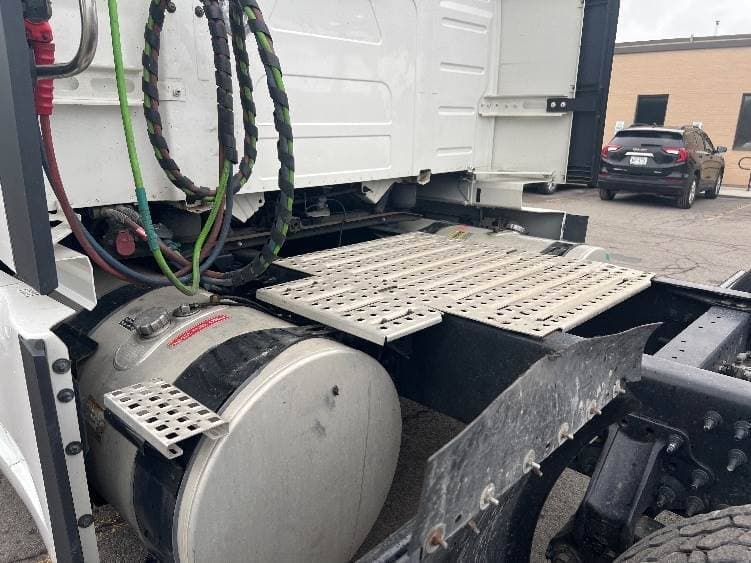 2022 Volvo VNL image 14