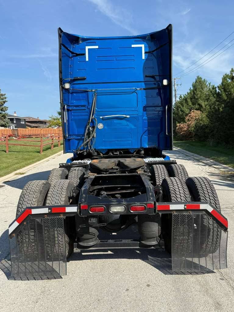 2021 Volvo VNL image 8