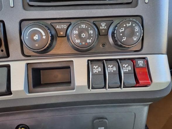 2025 Kenworth T880 image 20