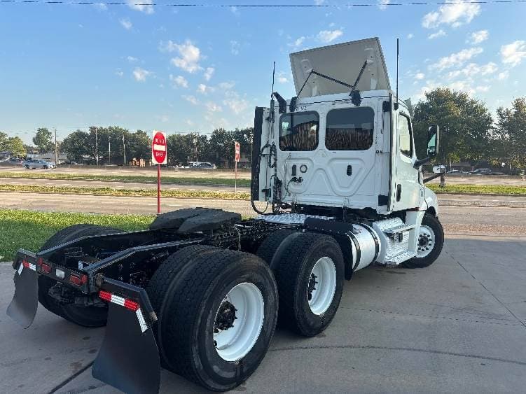 2019 Freightliner Cascadia 126 Day Cab Truck - 435HP, 12 Speed Automatic image 7