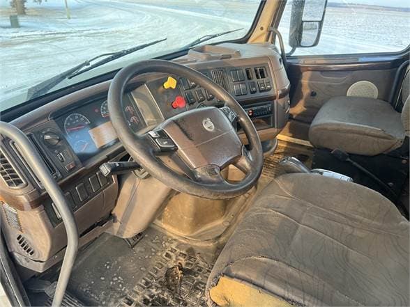 2015 Volvo VNL670 image 3