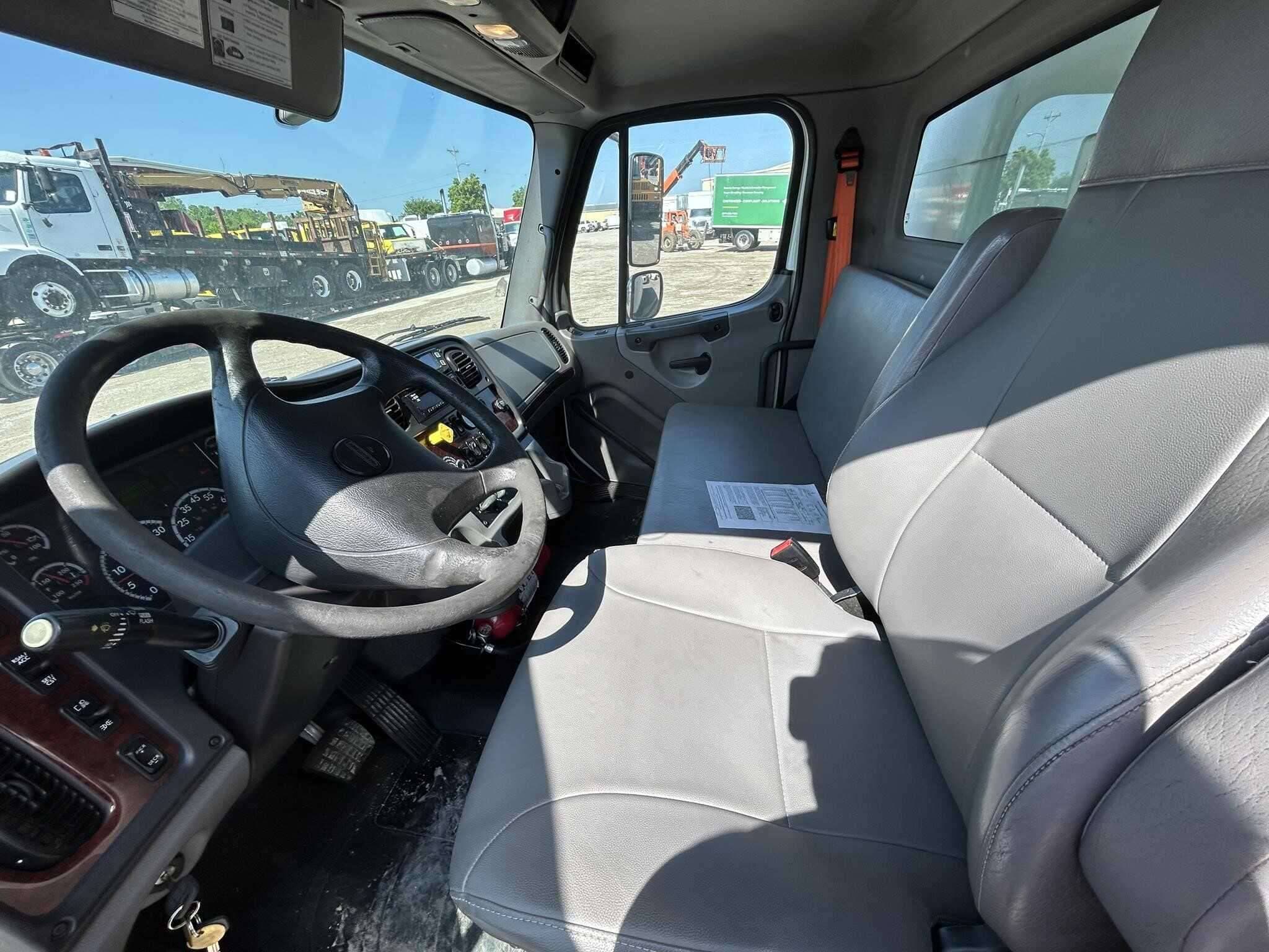 2019 Freightliner M2 image 9