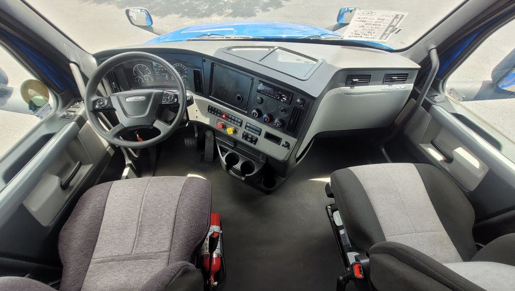 Used 2022 FREIGHTLINER PT126064ST image 1