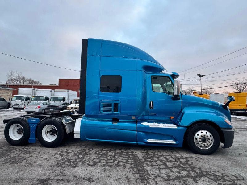 2019 International LT image 4