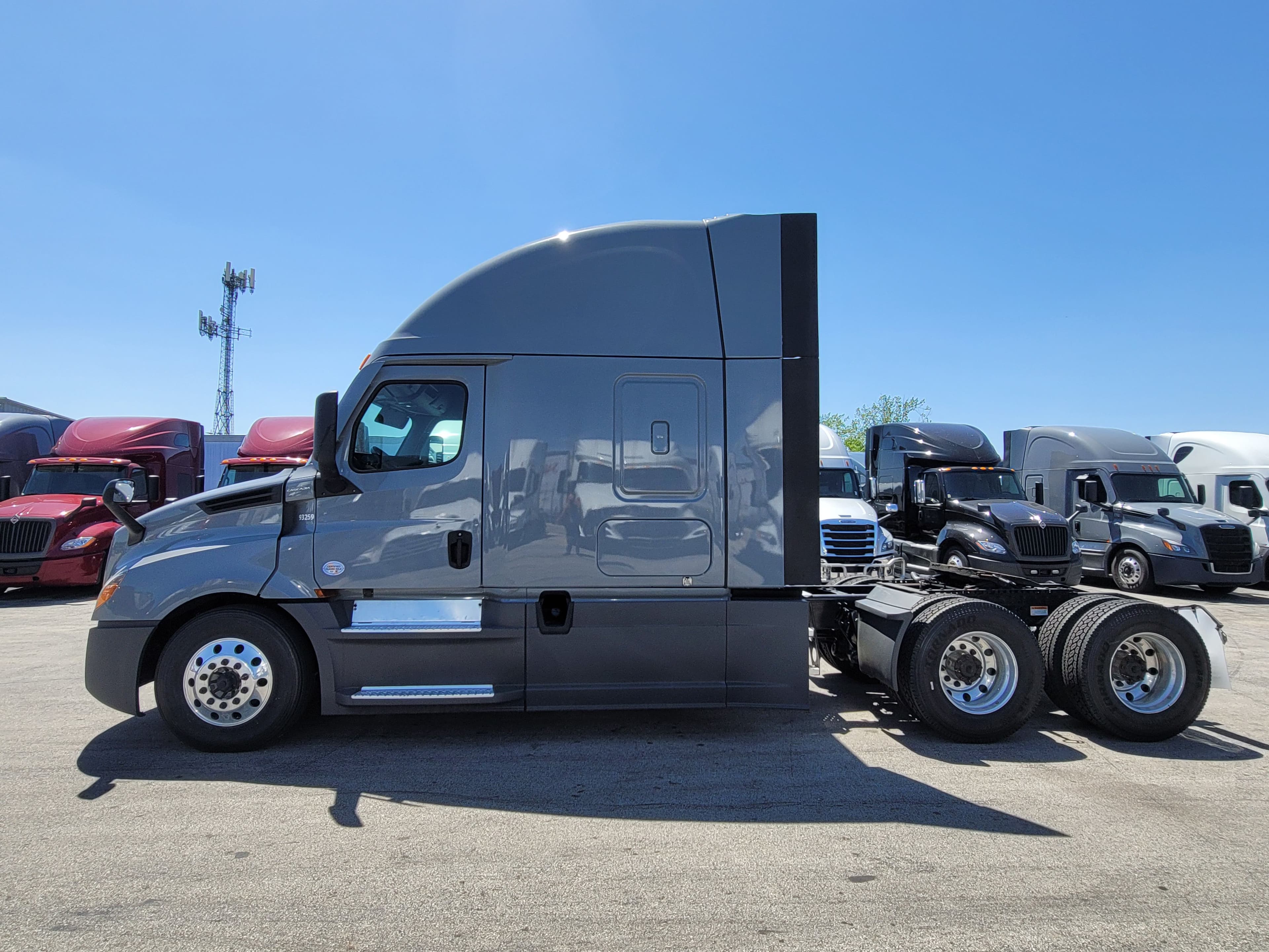 2023 Freightliner Cascadia 126 image 2