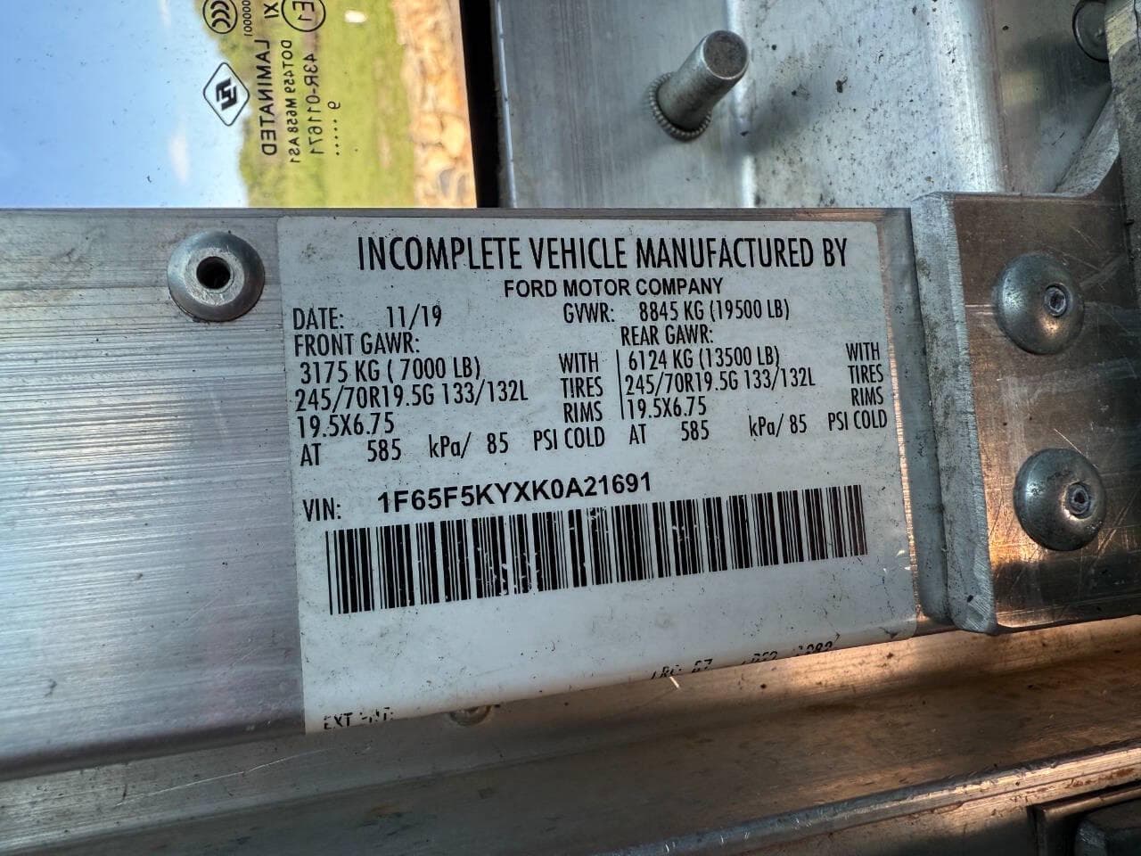 2019 Ford Stripped Chassis image 9