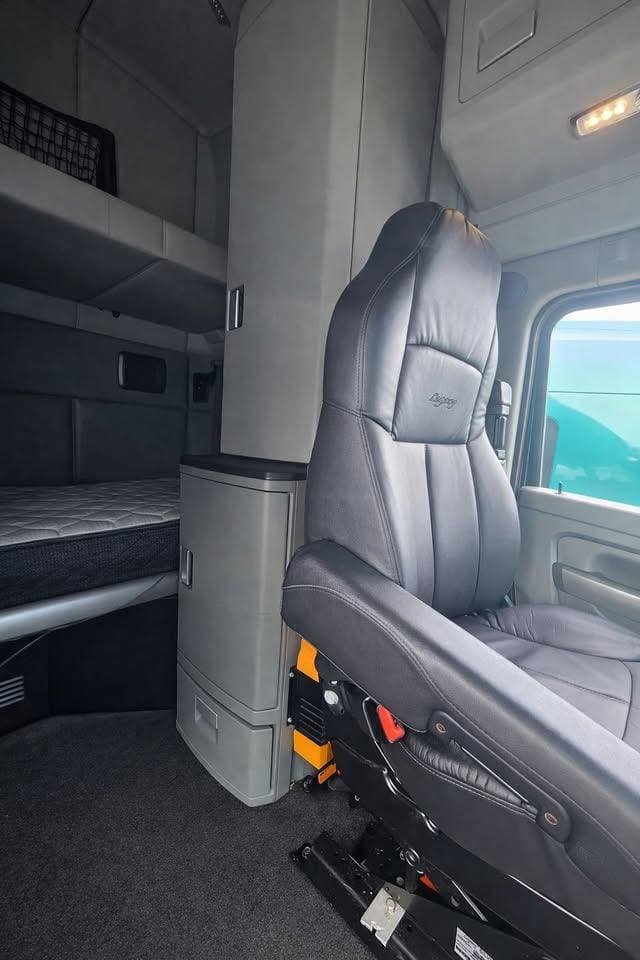 2019 Kenworth T680 image 11
