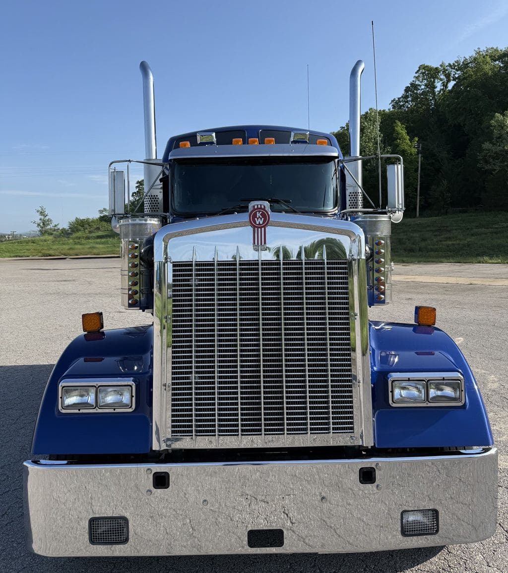 Used 2023 KENWORTH W900L image 2