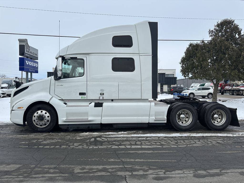 2023 Volvo VNL image 2