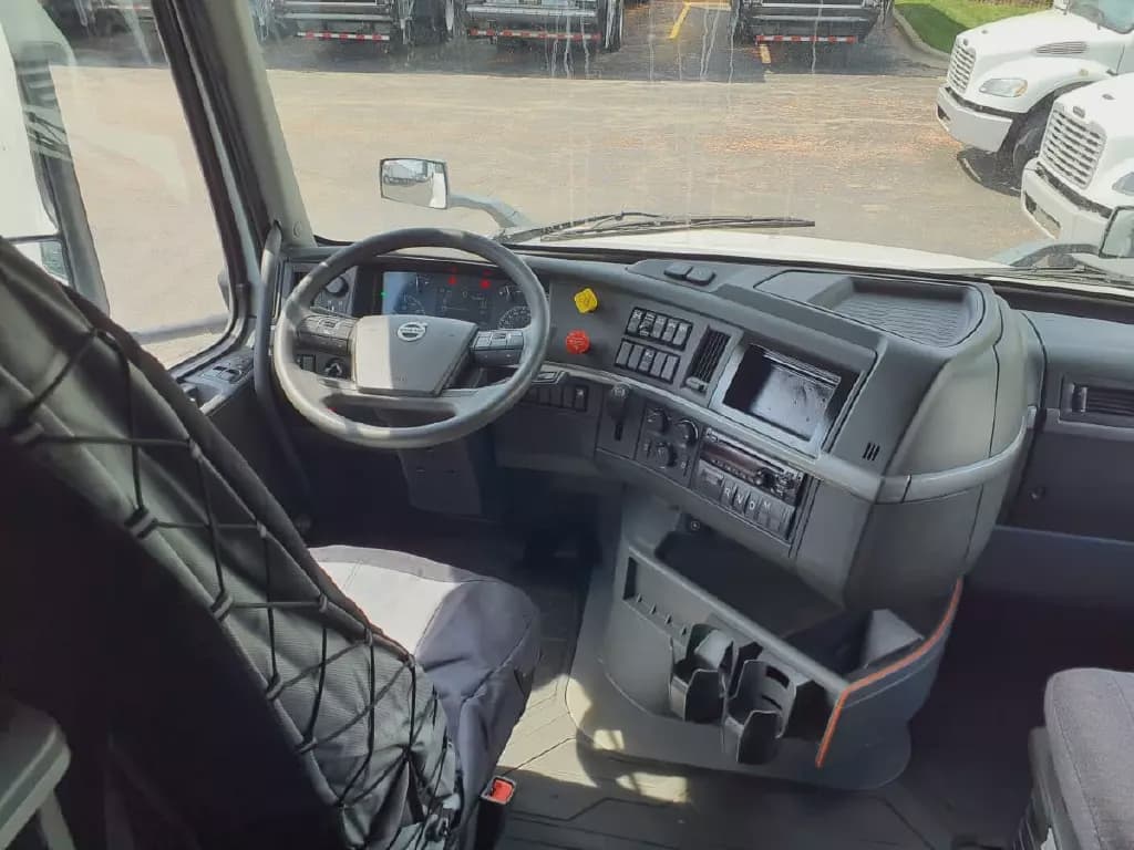 2019 Volvo VNL64T-760 image 4