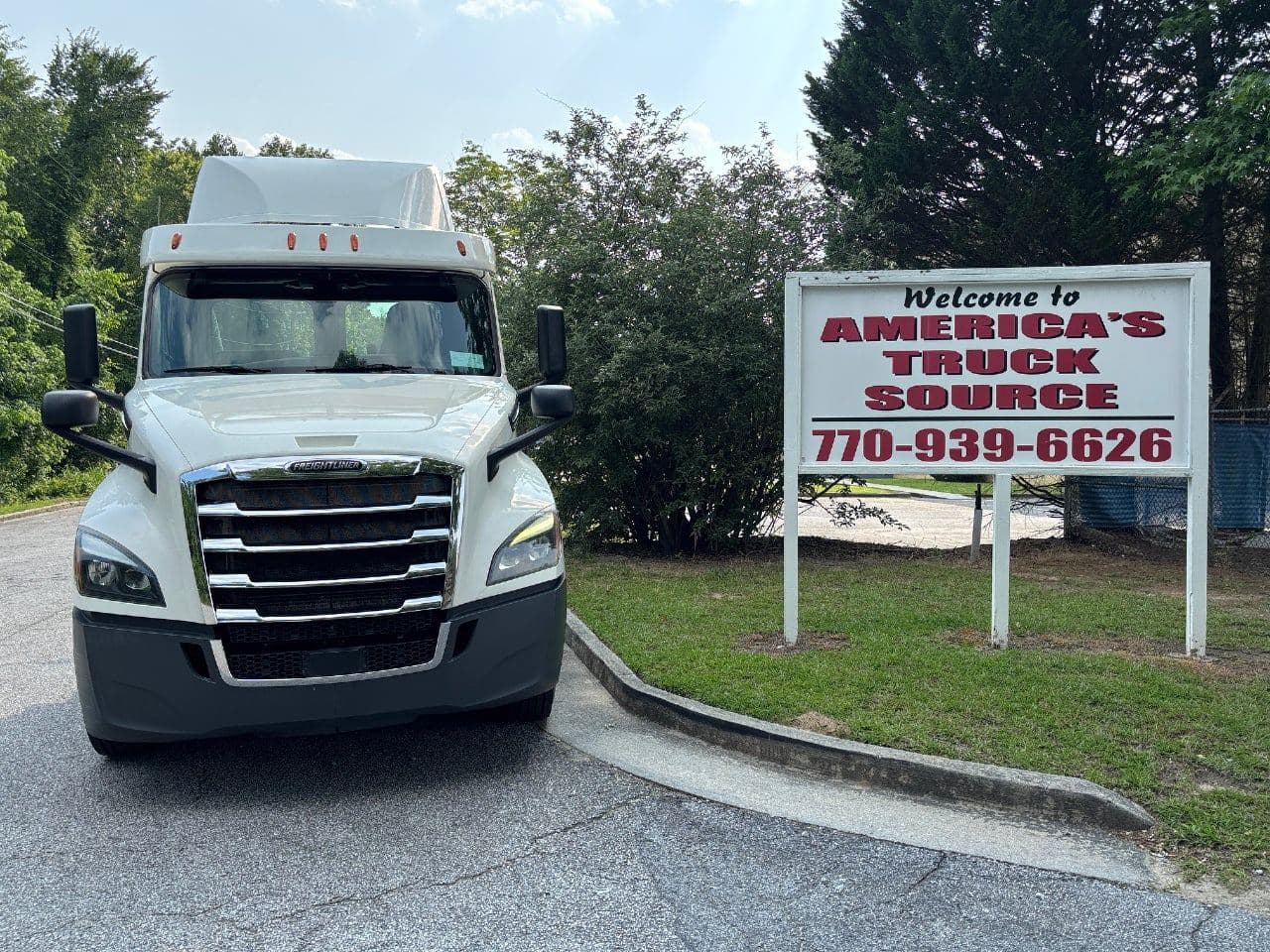 2018 Freightliner Cascadia 126 image 1