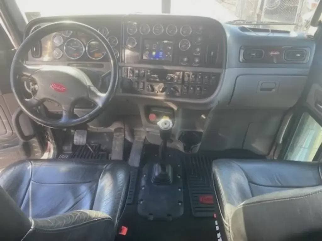 2022 Peterbilt 389 image 3