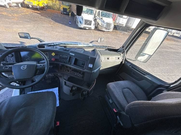 2022 Volvo VNL image 11