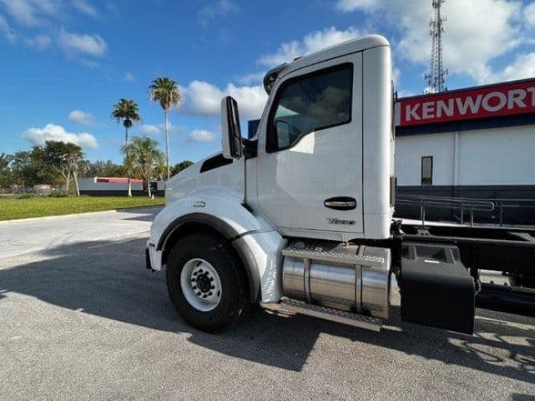 2024 Kenworth T880 image 9
