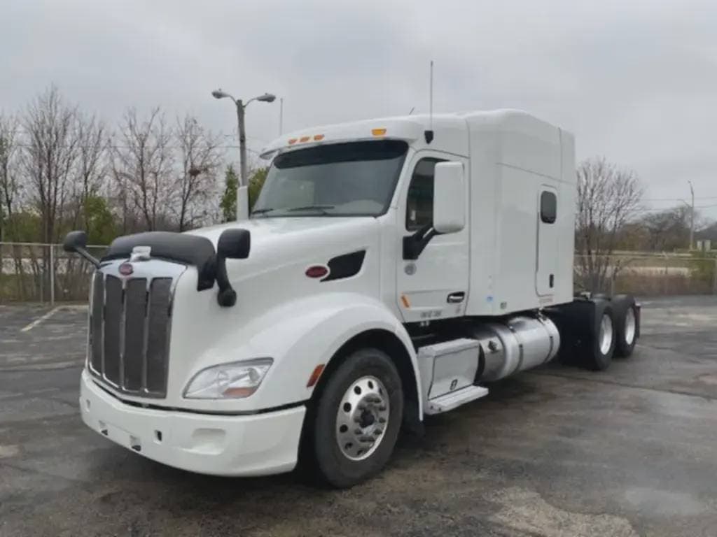 2022 Peterbilt 579 image 1