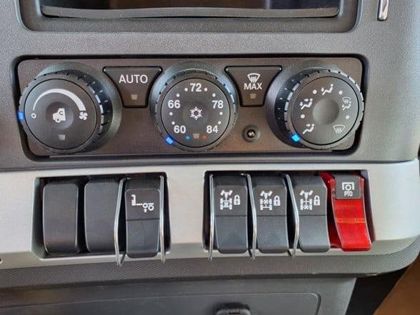 2025 Kenworth T880 image 22