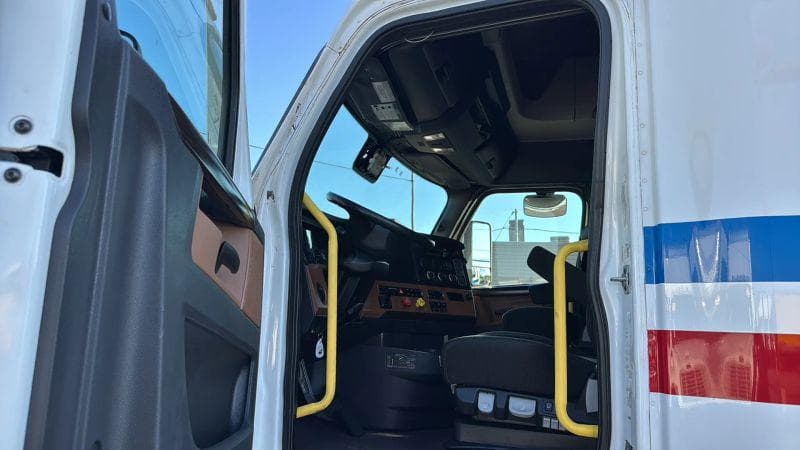 2021 Freightliner Cascadia image 25