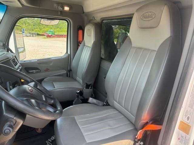 2020 Peterbilt 567 image 10