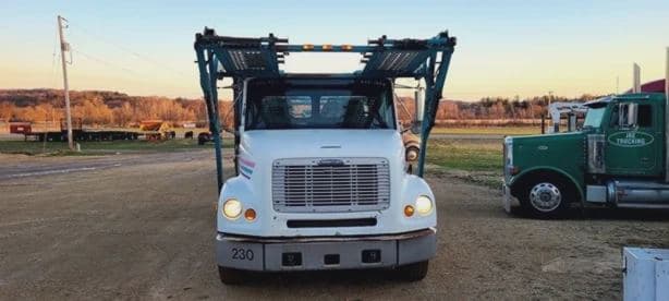 2001 FREIGHTLINER FL112 image 10