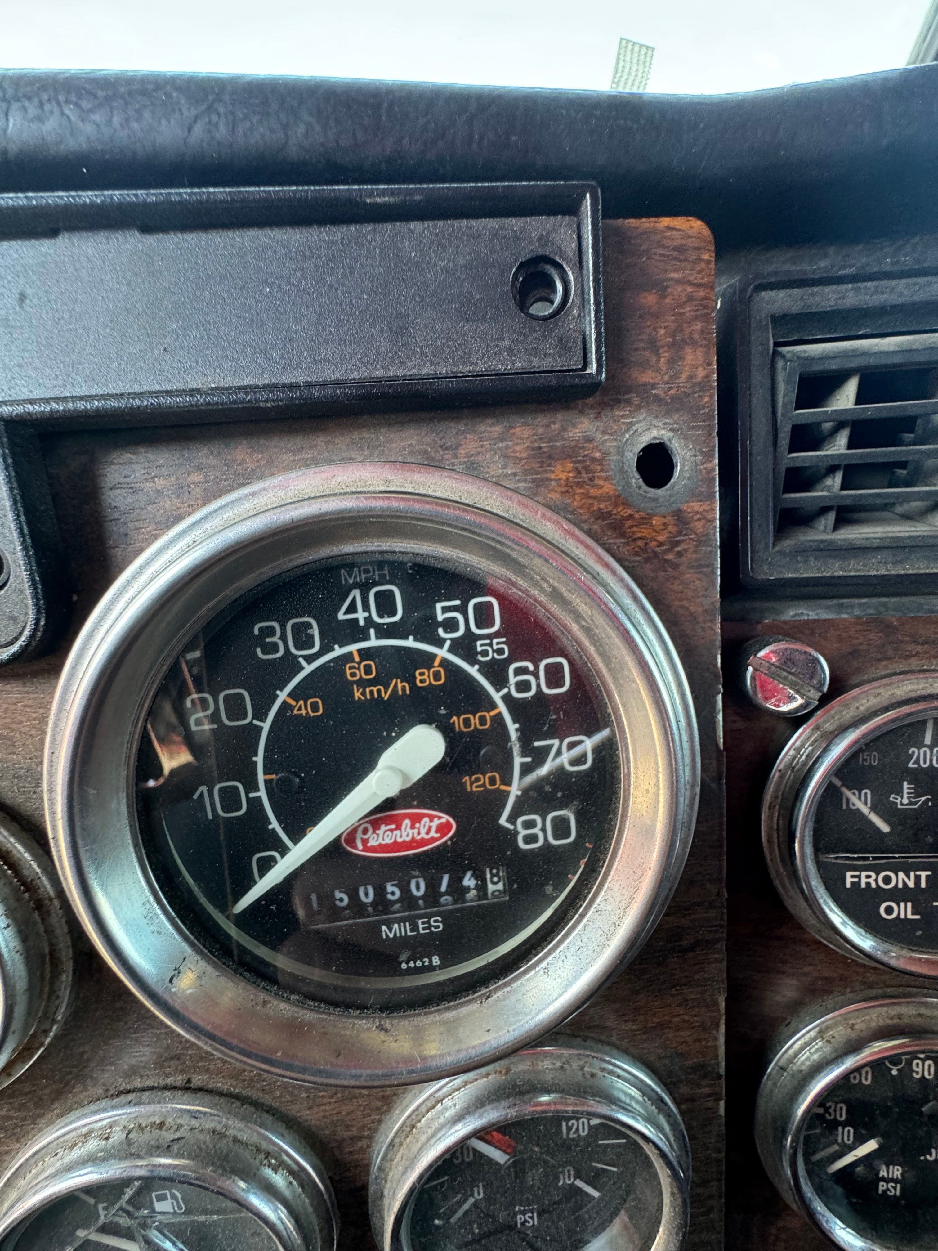 1994 Peterbilt 379 – New Engine image 10