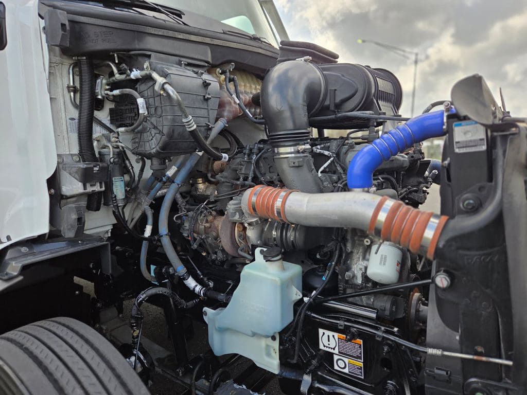 Used 2023 PETERBILT 579 image 11