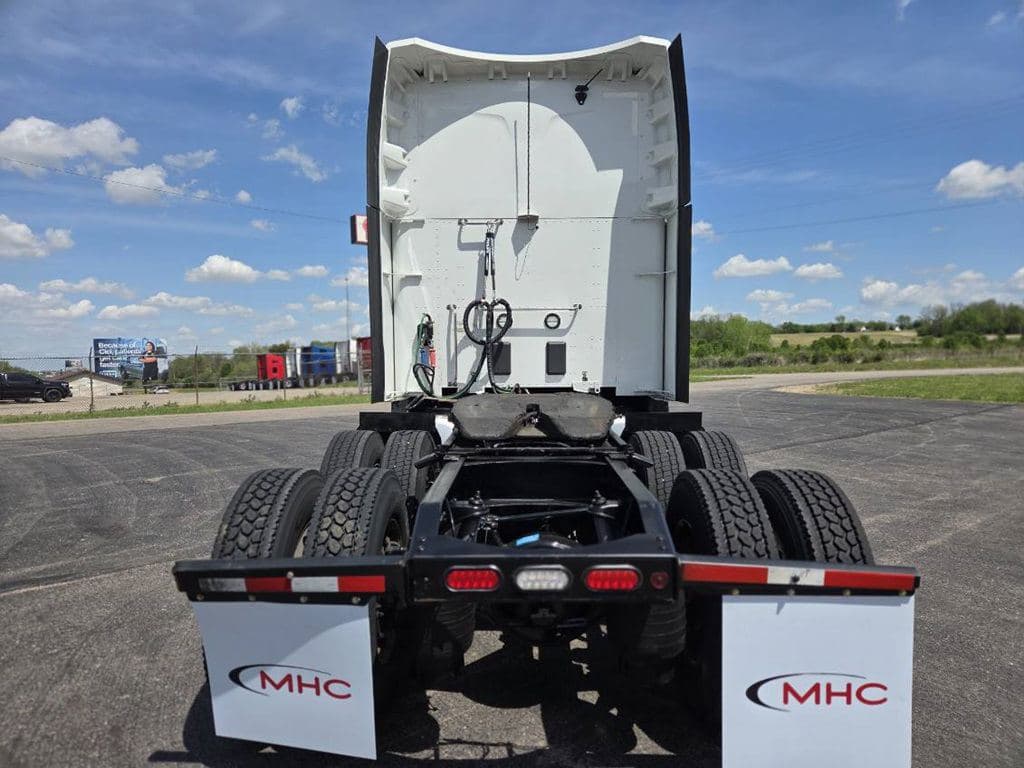 Used 2023 PETERBILT 579 image 3