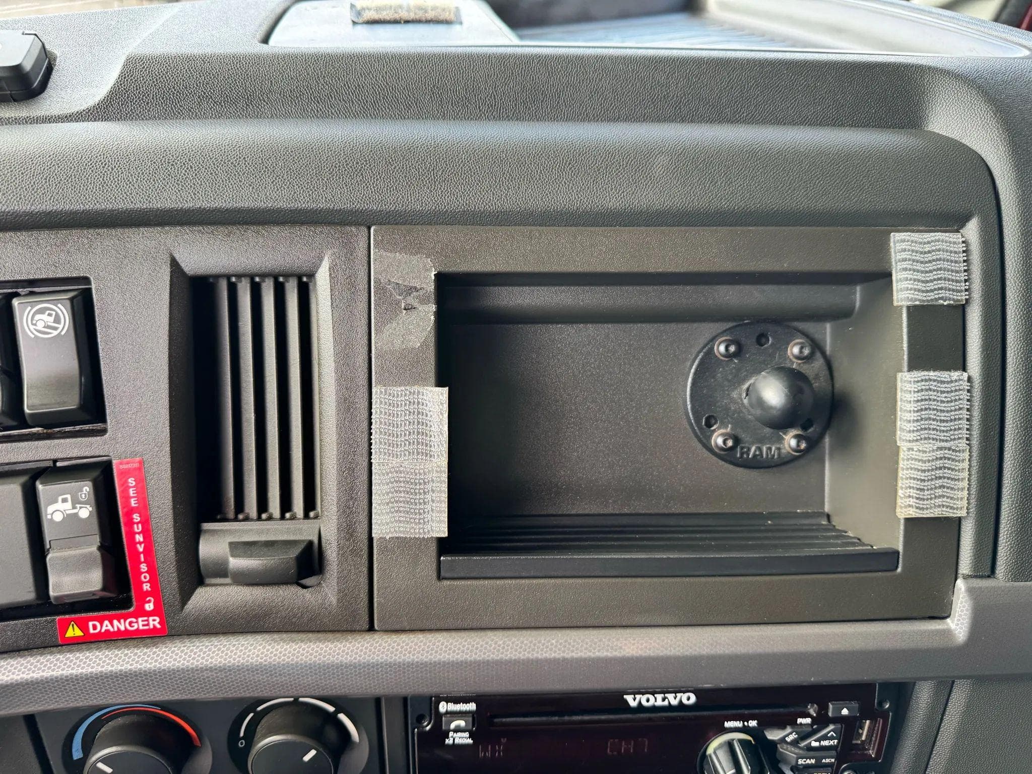 2021 Volvo VNL image 33